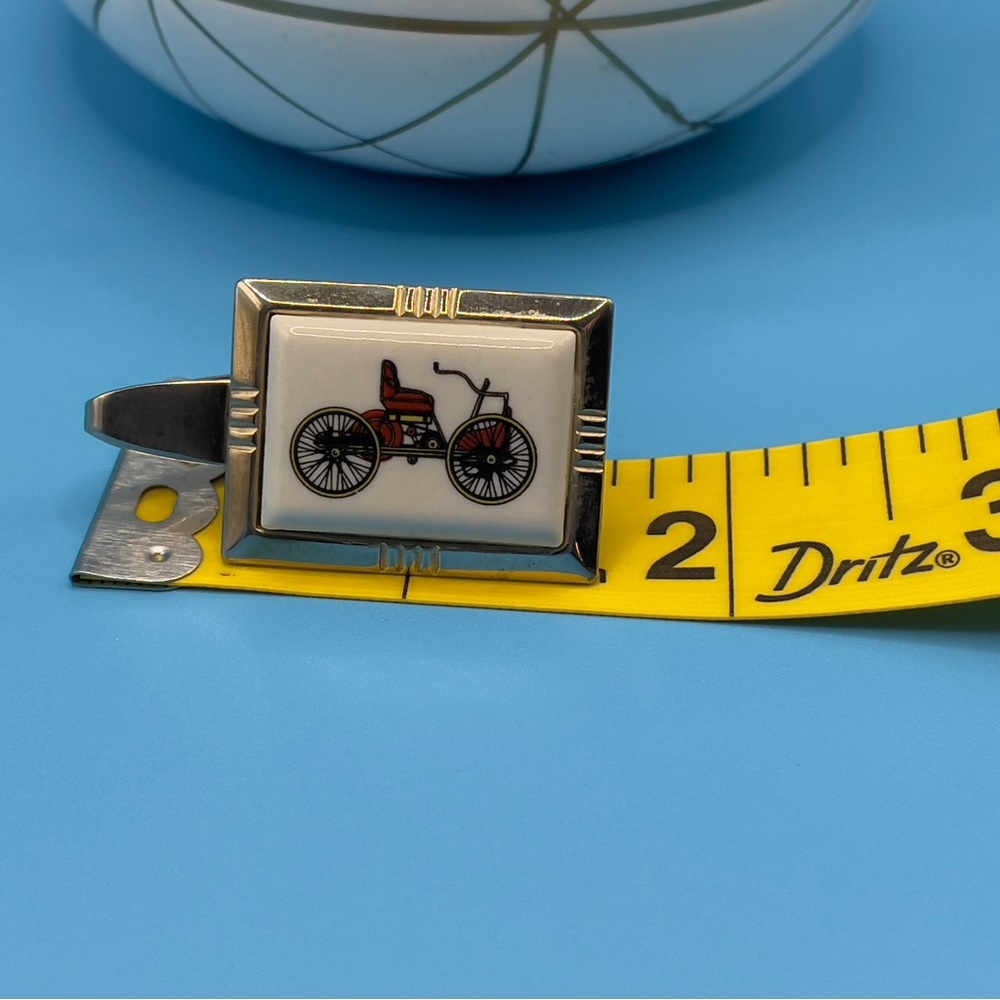 Vintage Benz Patent-Motorwagen Tie Clip 1886 First Car Ceramic Enamel 1960s-80s - Picture 7 of 8